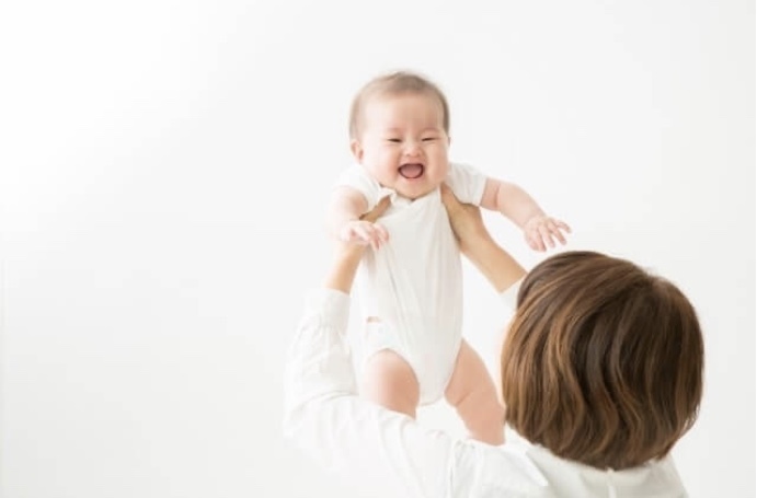 抱っこして腱鞘炎になっている女性